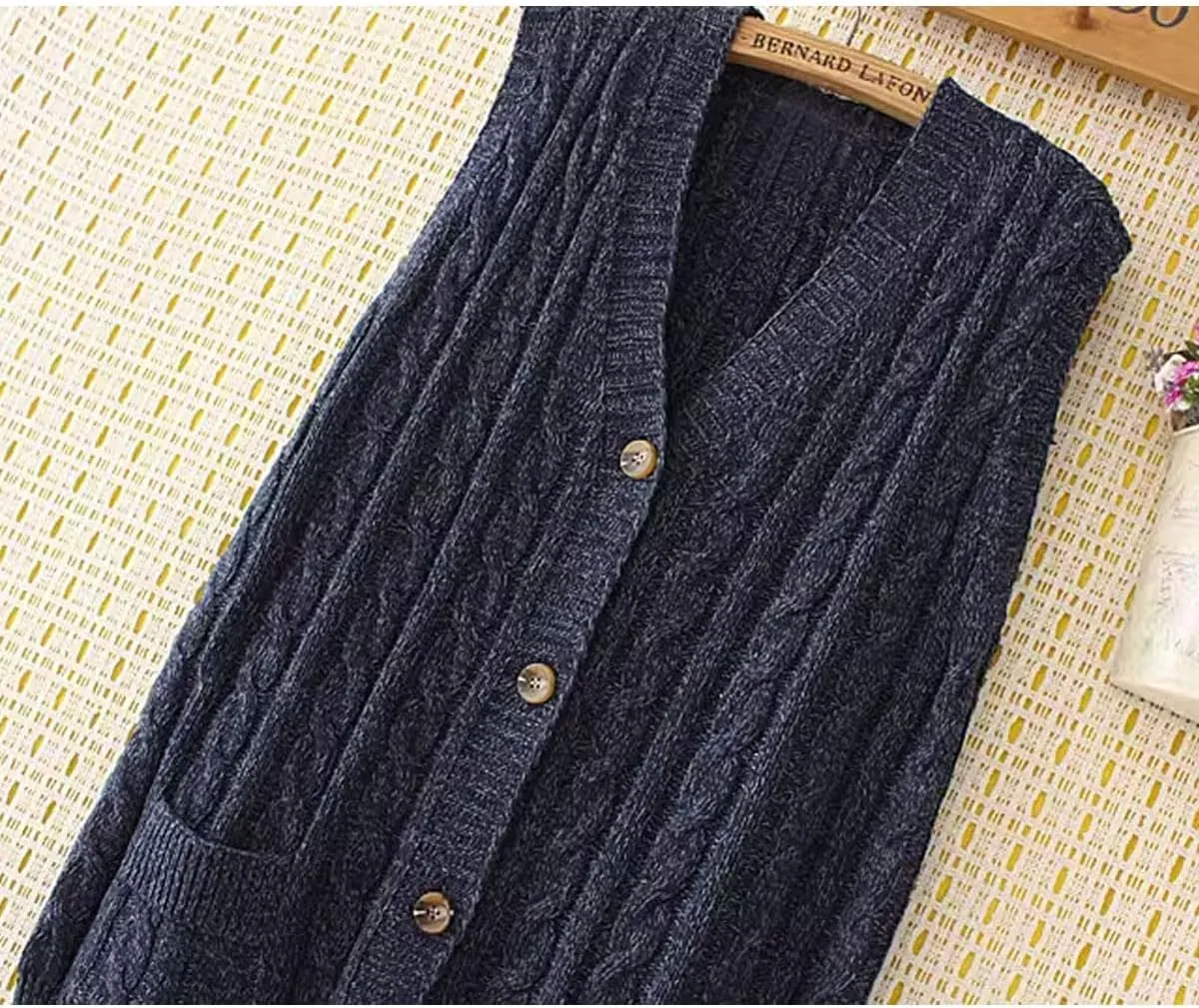 Women's Sweater Vest Sleeveless Button Down Knitted Cardigan Outwear with Pockets