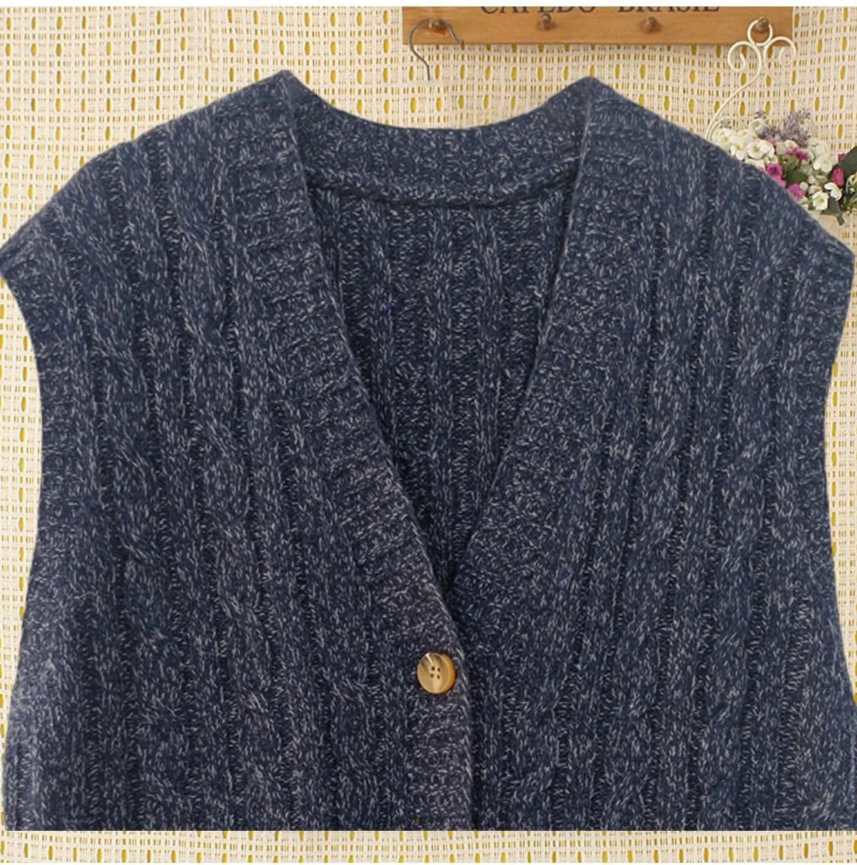 Women's Sweater Vest Sleeveless Button Down Knitted Cardigan Outwear with Pockets